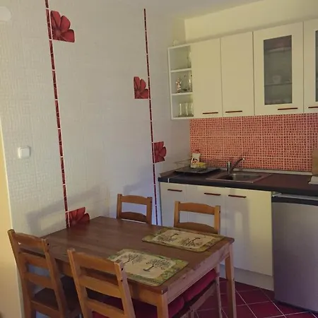 Fanni Apartman * غيولا